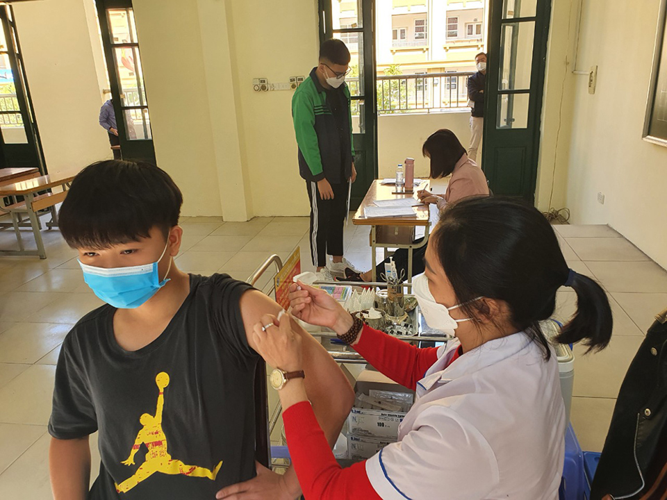 Quận Ba Đình: Lô vaccine phòng Covid-19 tiêm cho học sinh lớp 8 có hạn đến tháng 2/2022 - Ảnh 2