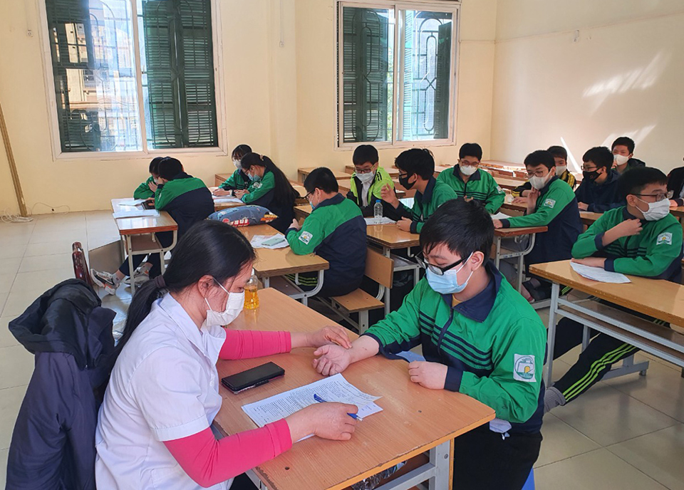 Quận Ba Đình: Lô vaccine phòng Covid-19 tiêm cho học sinh lớp 8 có hạn đến tháng 2/2022 - Ảnh 1