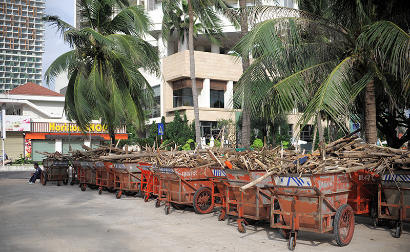 Công nhân tất tả dọn hàng trăm tấn rác bao phủ biển Nha Trang - Ảnh 8