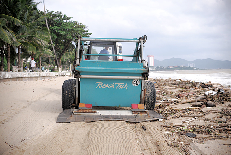 Công nhân tất tả dọn hàng trăm tấn rác bao phủ biển Nha Trang - Ảnh 11