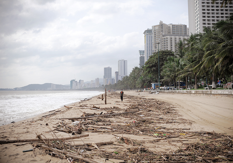 Công nhân tất tả dọn hàng trăm tấn rác bao phủ biển Nha Trang - Ảnh 5