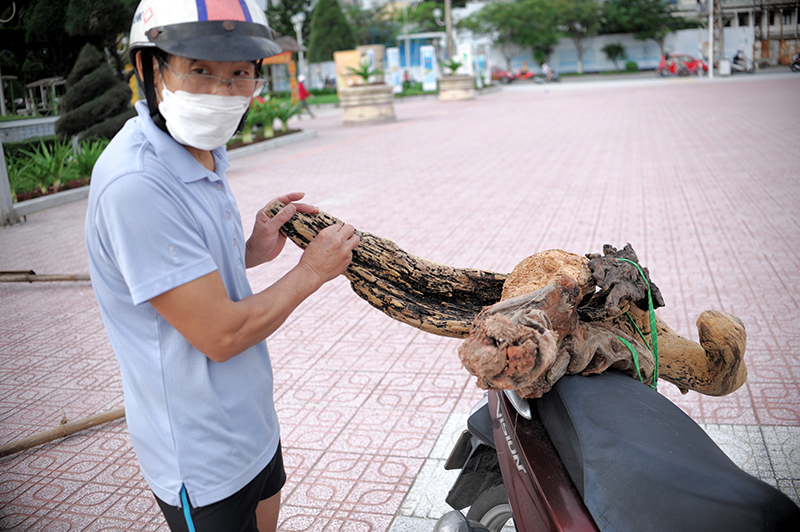 Công nhân tất tả dọn hàng trăm tấn rác bao phủ biển Nha Trang - Ảnh 13