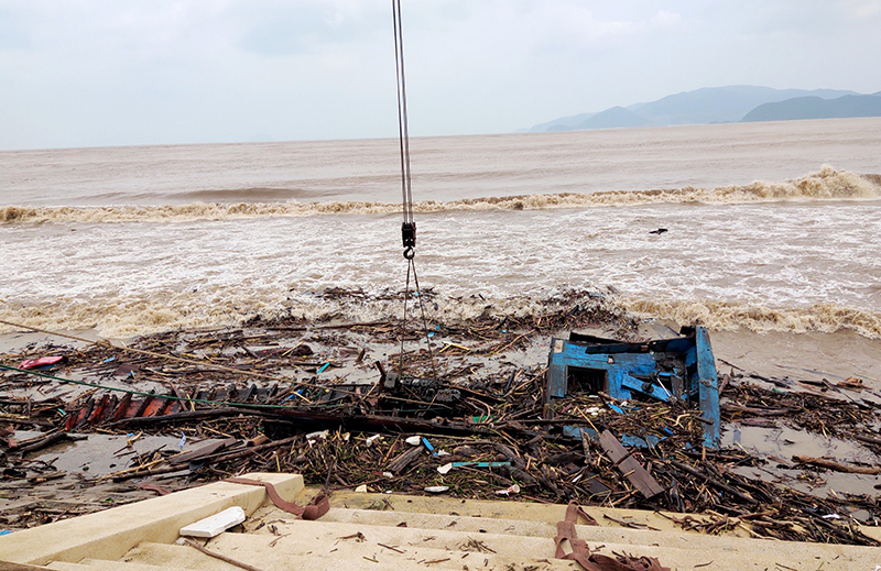 Công nhân tất tả dọn hàng trăm tấn rác bao phủ biển Nha Trang - Ảnh 2