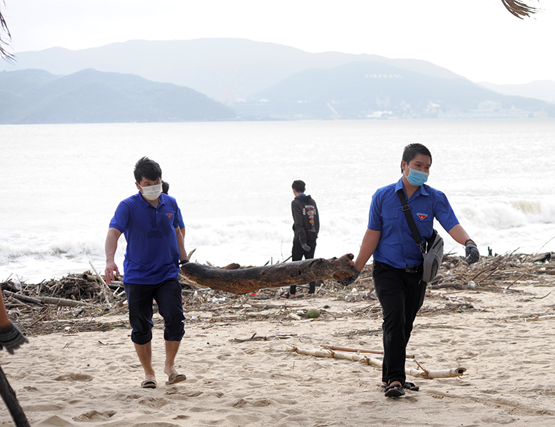 Công nhân tất tả dọn hàng trăm tấn rác bao phủ biển Nha Trang - Ảnh 12