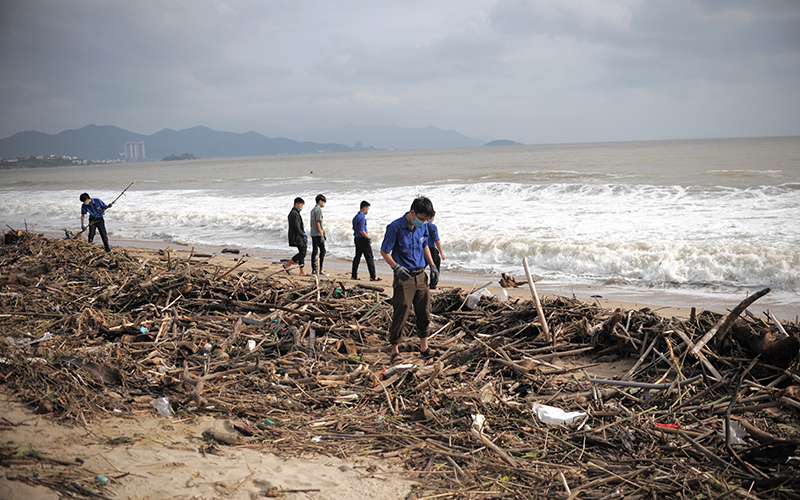 Công nhân tất tả dọn hàng trăm tấn rác bao phủ biển Nha Trang - Ảnh 9
