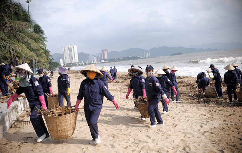 Công nhân tất tả dọn hàng trăm tấn rác bao phủ biển Nha Trang - Ảnh 3