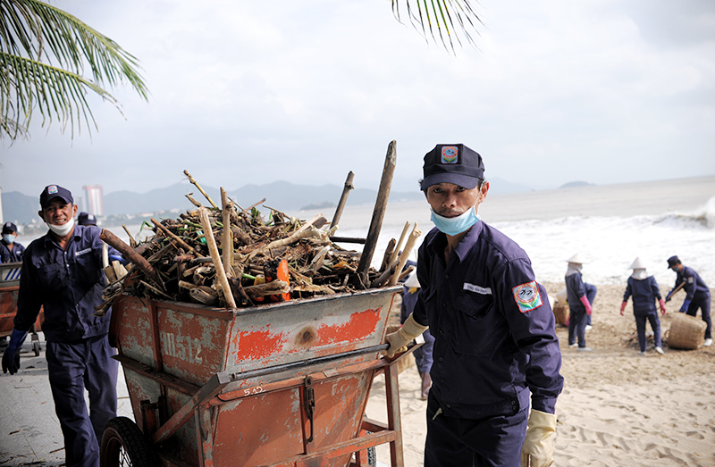 Công nhân tất tả dọn hàng trăm tấn rác bao phủ biển Nha Trang - Ảnh 7