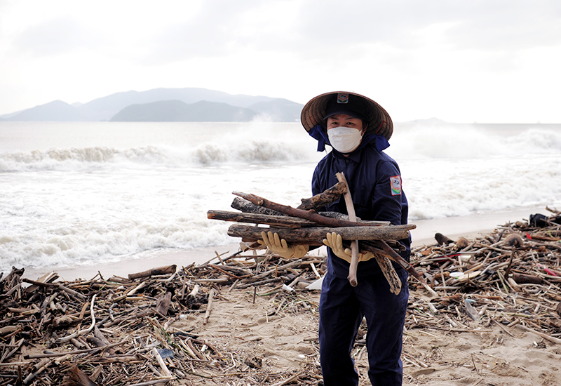 Công nhân tất tả dọn hàng trăm tấn rác bao phủ biển Nha Trang - Ảnh 6