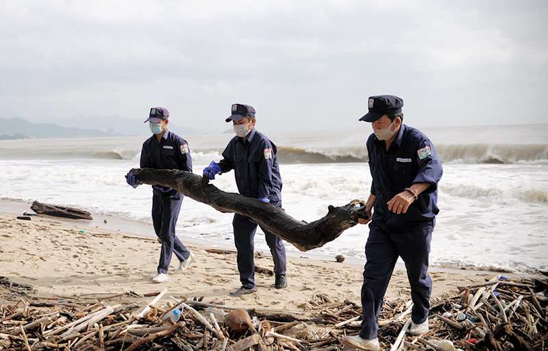 Công nhân tất tả dọn hàng trăm tấn rác bao phủ biển Nha Trang - Ảnh 4