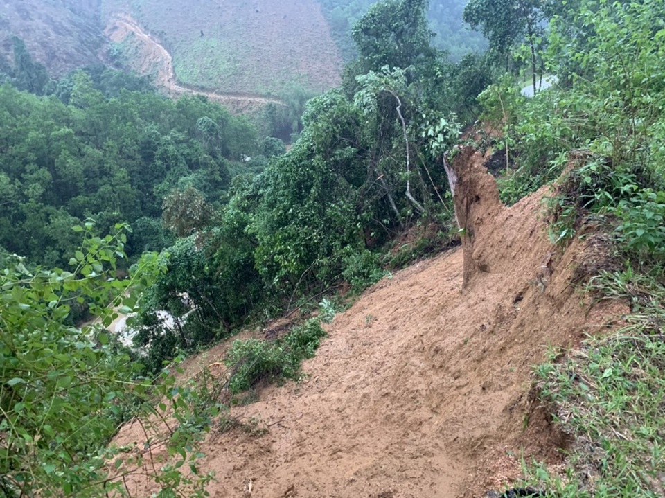 Quảng Ngãi: Lũ quét kèm sạt lở tàn phá huyện miền núi, người dân di dời khẩn cấp - Ảnh 3