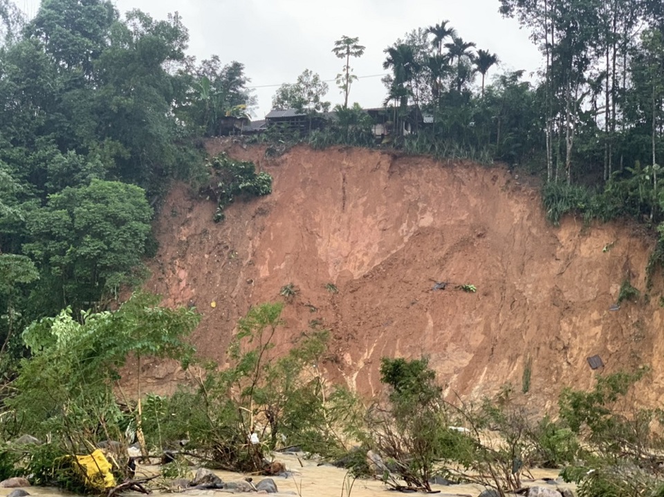 Quảng Ngãi: Lũ quét kèm sạt lở tàn phá huyện miền núi, người dân di dời khẩn cấp - Ảnh 2