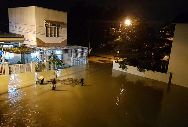 Lũ về trong đêm nhiều khu vực tại TP Nha Trang ngập nặng, người dân bị cô lập - Ảnh 1