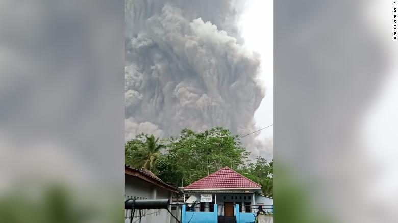 [Video] Người dân Indonesia tháo chạy khỏi núi lửa phun trào - Ảnh 1