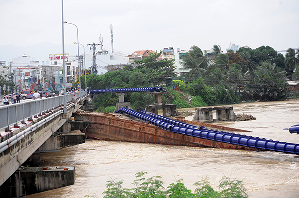 [Ảnh] Khẩn trương khắc phục sự cố vỡ ống cấp nước làm tê liệt khu vực phía Bắc TP Nha Trang - Ảnh 3