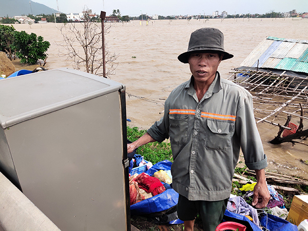 [Ảnh] Phú Yên: Nước lũ dâng cao nhiều khu vực tại TP Tuy Hòa chìm trong biển nước - Ảnh 2