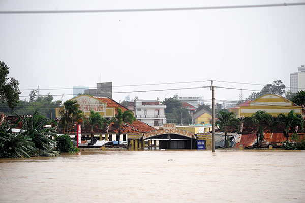 [Ảnh] Phú Yên: Nước lũ dâng cao nhiều khu vực tại TP Tuy Hòa chìm trong biển nước - Ảnh 1