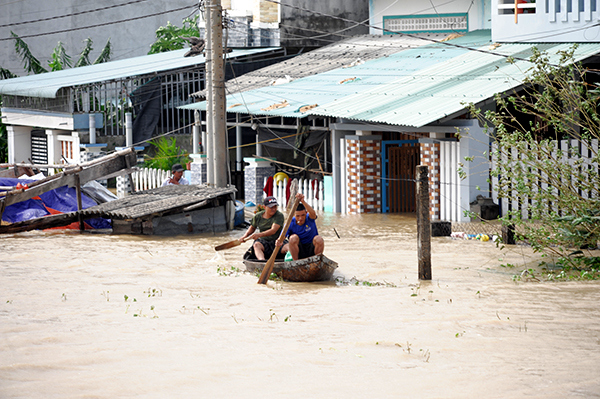 [Ảnh] Phú Yên: Nước lũ dâng cao nhiều khu vực tại TP Tuy Hòa chìm trong biển nước - Ảnh 11