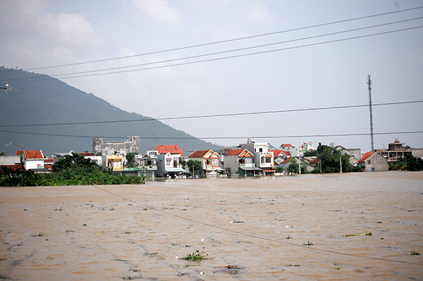 [Ảnh] Phú Yên: Nước lũ dâng cao nhiều khu vực tại TP Tuy Hòa chìm trong biển nước - Ảnh 6