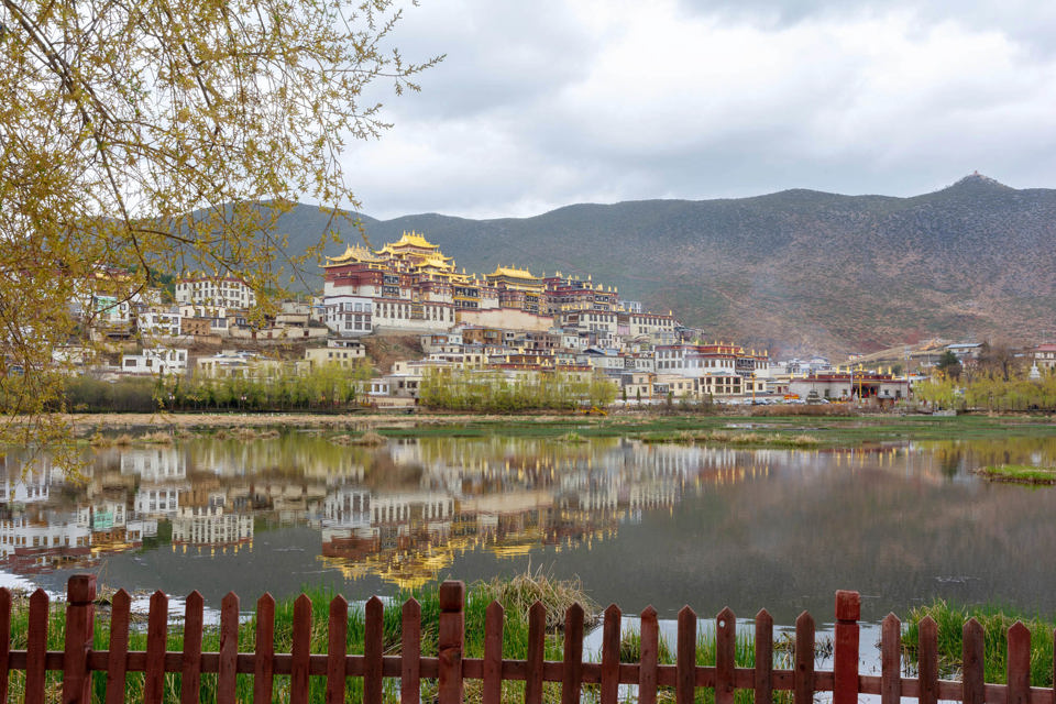 Tu viện mang vẻ đẹp tráng lệ và huyền bí ở Trung Quốc - Ảnh 13