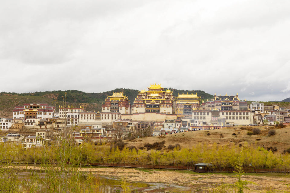 Tu viện mang vẻ đẹp tráng lệ và huyền bí ở Trung Quốc - Ảnh 4