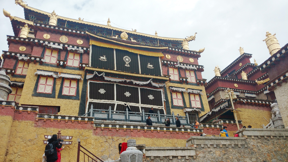 Tu viện mang vẻ đẹp tráng lệ và huyền bí ở Trung Quốc - Ảnh 8
