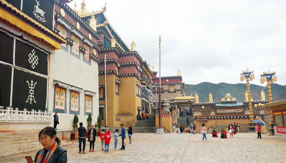 Tu viện mang vẻ đẹp tráng lệ và huyền bí ở Trung Quốc - Ảnh 9