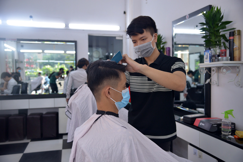 [Ảnh] Nhiều người Hà Nội đi cắt tóc sau 2 tháng giãn cách - Ảnh 7