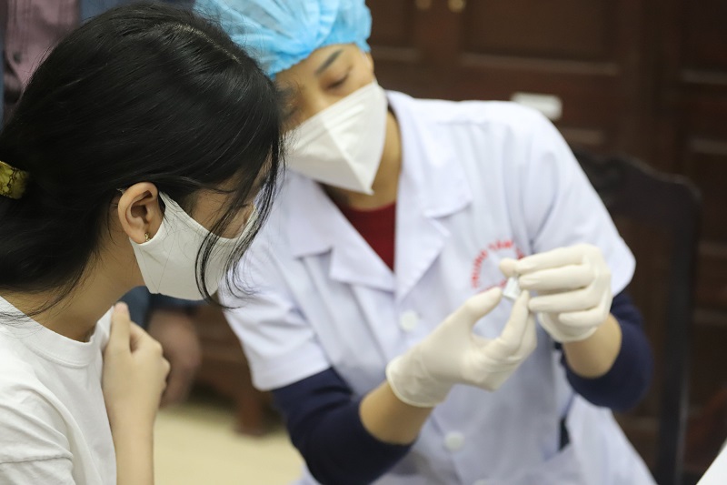 Quận Hoàn Kiếm tiêm vaccine Covid-19 cho học sinh 14 đến 17 tuổi: Đảm bảo quy trình an toàn và phòng, chống dịch - Ảnh 7