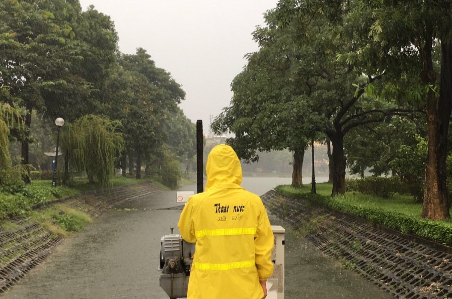 Hàng trăm công nhân thoát nước đội mưa chống ngập cho Thủ đô - Ảnh 3