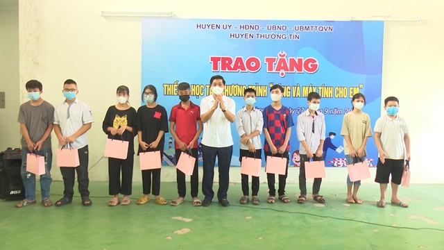 200 học sinh huyện Thường Tín được hỗ trợ từ chương trình “sóng và máy tính cho em” - Ảnh 1