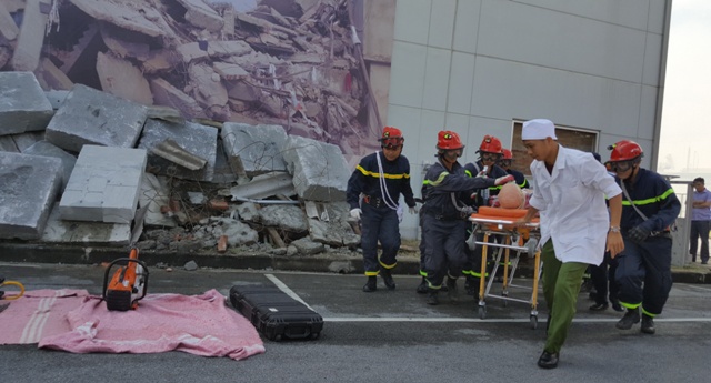 “Cháy” lớn tại khu Công nghiệp Thăng Long, cảnh sát PCCC giải cứu nhiều người mắc kẹt - Ảnh 15