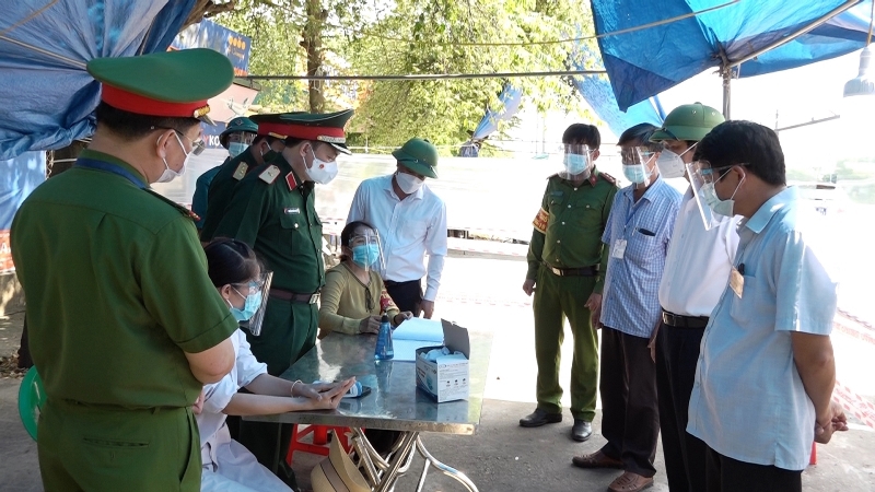 Đoàn kiểm tra số 14 của TP Hà Nội tặng quà lực lượng làm nhiệm vụ tại chốt kiểm soát dịch huyện Ba Vì - Ảnh 1