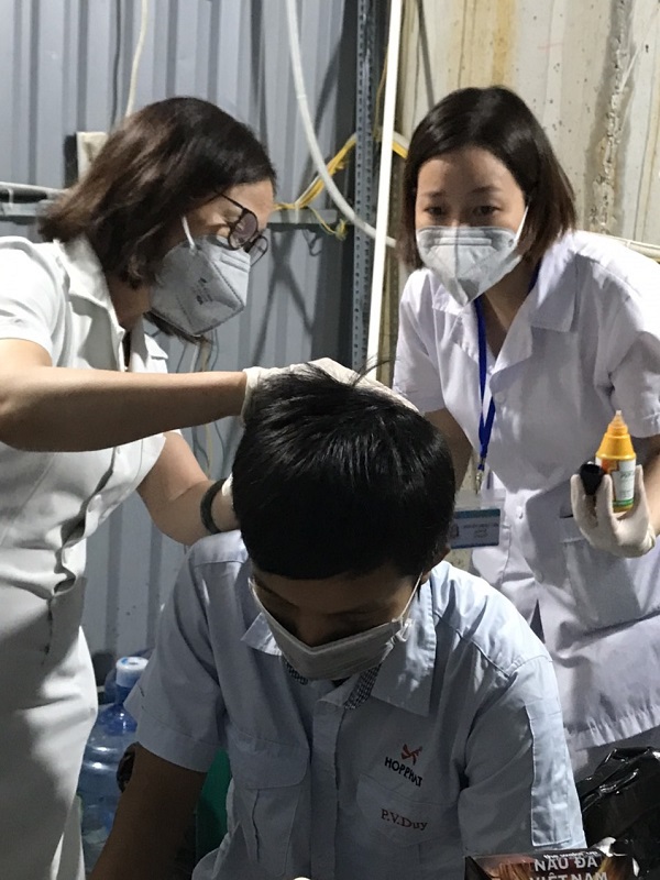 Sơ cứu kịp thời bệnh nhân tại Trạm y tế lưu động khu cách ly y tế liên quan chùm ca bệnh BV Việt Đức - Ảnh 1