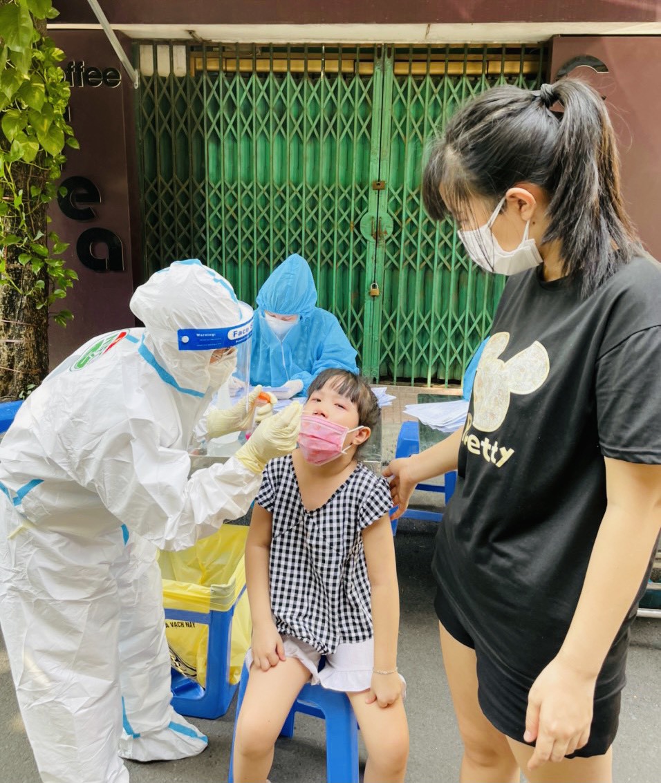 Chùm ảnh: Trẻ em quận Thanh Xuân lấy mẫu xét nghiệm Covid-19 - Ảnh 2