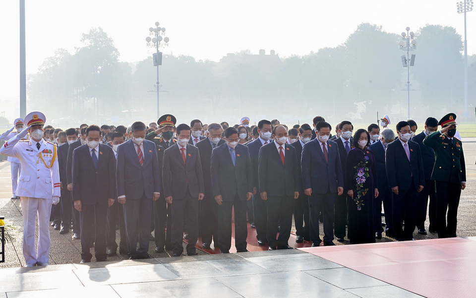 Lãnh đạo Đảng, Nhà nước và các đại biểu Quốc hội khóa XV vào Lăng viếng Chủ tịch Hồ Chí Minh trước khai mạc Kỳ họp thứ 2 - Ảnh 2