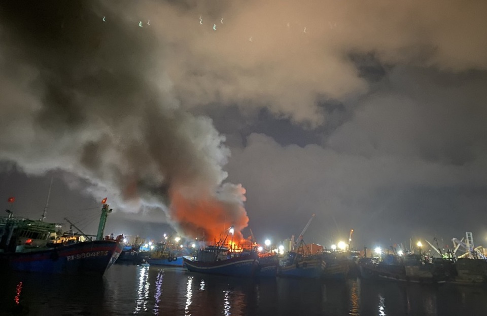 Bình Định: Cháy tại cảng cá Quy Nhơn khiến 5 tàu bị thiêu rụi - Ảnh 2