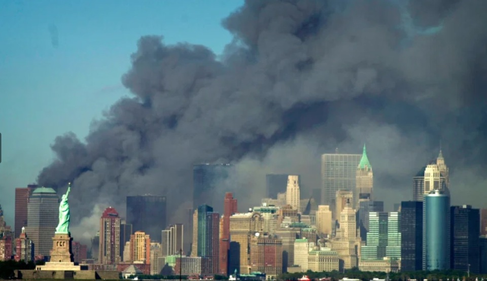 Nhìn lại những khoảnh khắc ám ảnh của thảm kịch 11/9 sau 20 năm - Ảnh 9