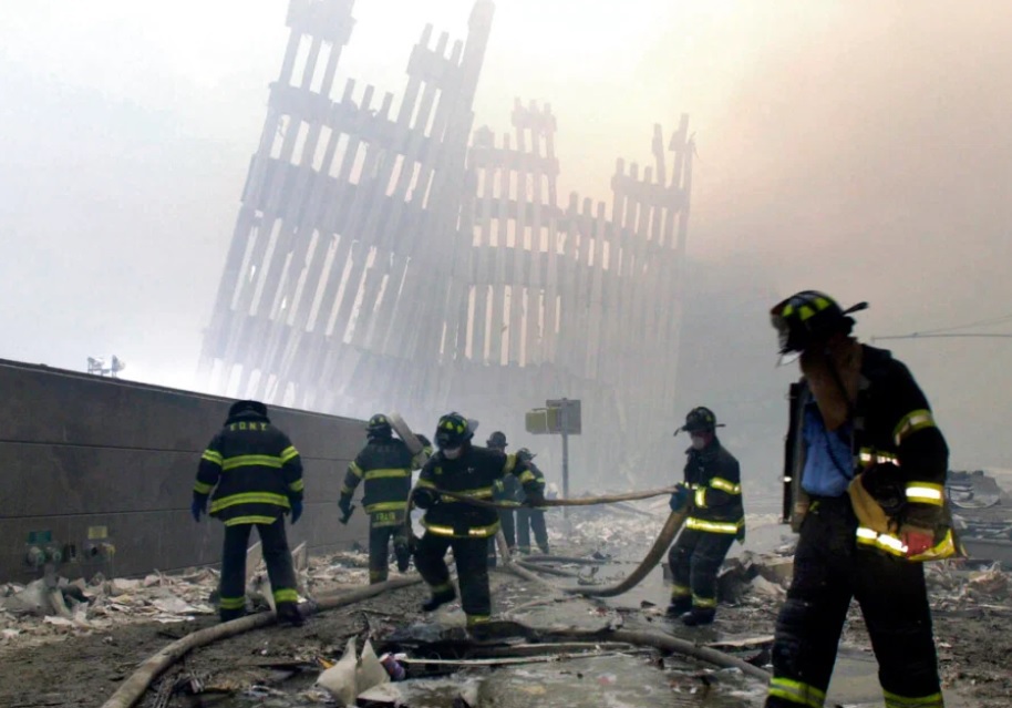 Nhìn lại những khoảnh khắc ám ảnh của thảm kịch 11/9 sau 20 năm - Ảnh 2