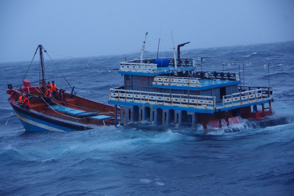 Tàu Cảnh sát biển cứu thành công 18 ngư dân gặp nạn ở Quảng Ngãi - Ảnh 1