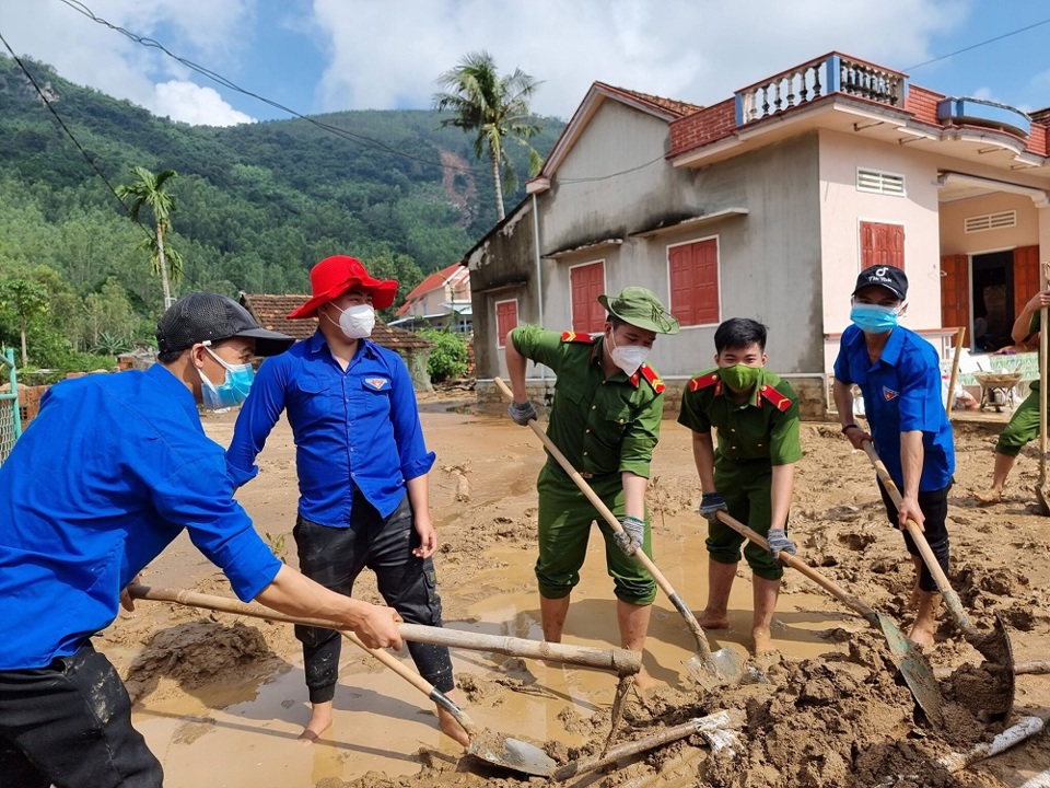 Bình Định: Nỗ lực giúp dân khắc phục hậu quả sạt lở núi Cấm - Ảnh 1