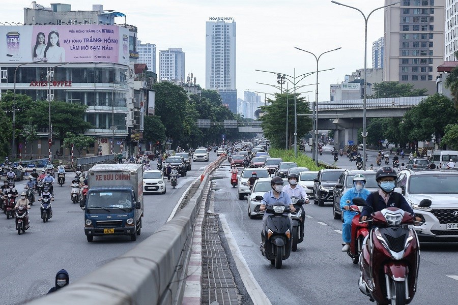 Đường phố Hà Nội đông dần trong ngày đầu nới lỏng tại nhiều quận, huyện - Ảnh 5