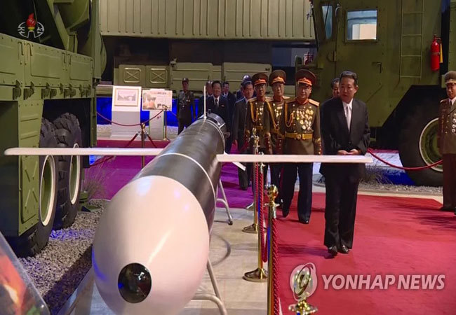Mỹ, Hàn Quốc đang phân tích tên lửa vừa được Triều Tiên hé lộ tại triển lãm quốc phòng - Ảnh 1