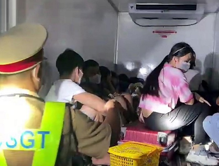 Bình Thuận: Phát hiện 15 người có cả trẻ em trong thùng xe đông lạnh "thông chốt" kiểm dịch - Ảnh 1