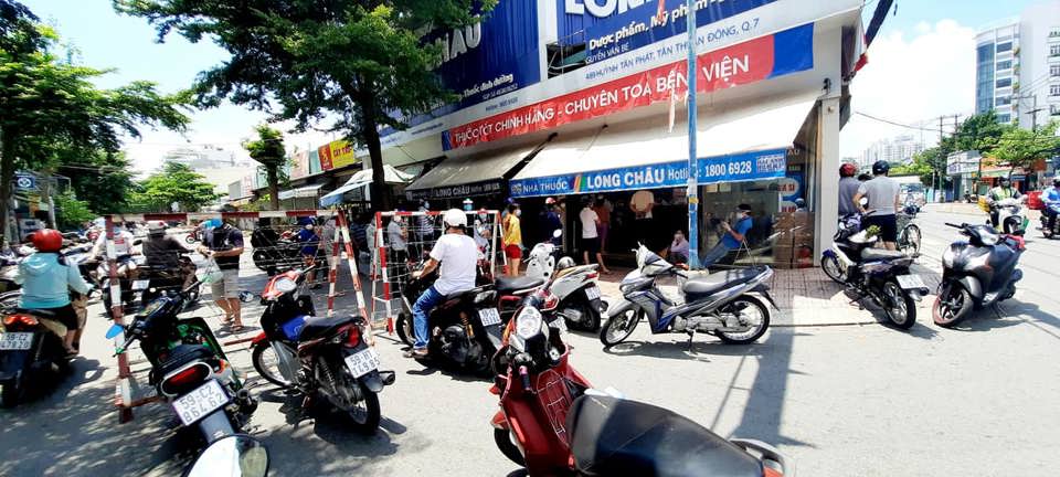 Người dân ùn ùn đi siêu thị gom thực phẩm trước ngày "TP Hồ Chí Minh siết chặt" - Ảnh 4