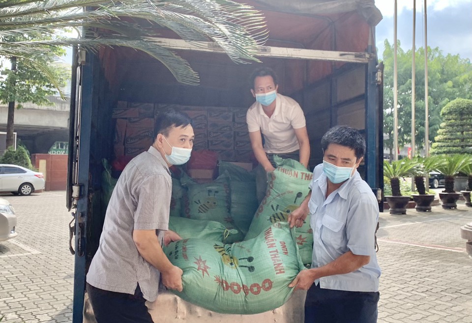 Quận Thanh Xuân: 200 suất quà hỗ trợ các hộ dân khó khăn do đại dịch - Ảnh 2