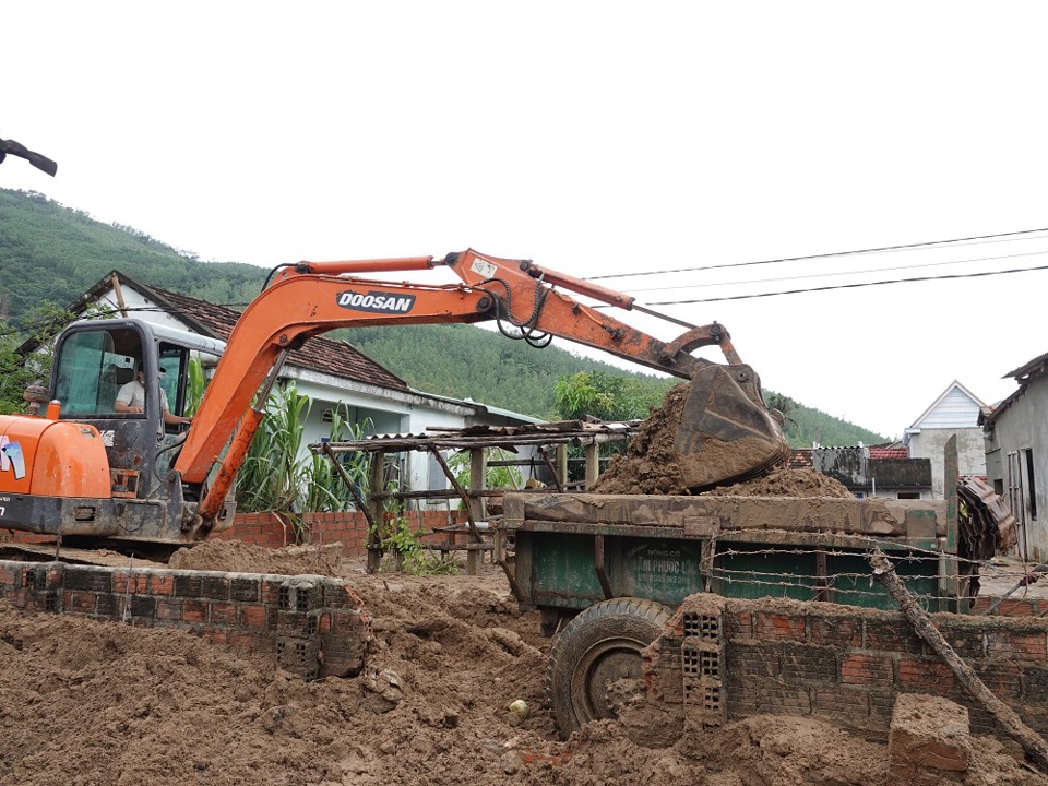 Bình Định: Nỗ lực giúp dân khắc phục hậu quả sạt lở núi Cấm - Ảnh 4