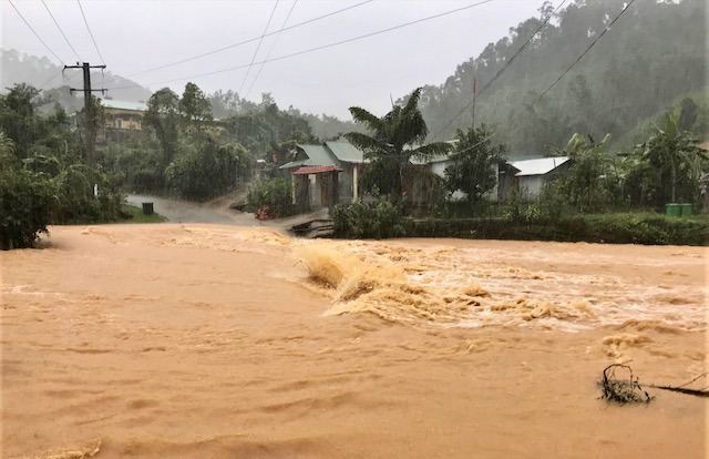 Khẩn trương ổn định cuộc sống cho người dân 80 xã, phường bị ngập lụt, chia cắt do mưa lũ - Ảnh 2