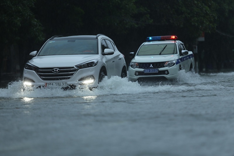 Hà Tĩnh: Đường phố ngập sâu sau mưa lớn - Ảnh 2