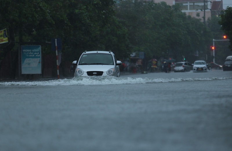 Hà Tĩnh: Đường phố ngập sâu sau mưa lớn - Ảnh 9