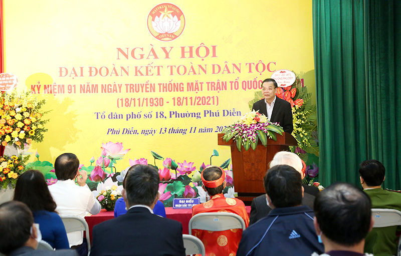 Chủ tịch UBND TP Chu Ngọc Anh chung vui cùng Nhân dân phường Phú Diễn trong “Ngày hội Đại đoàn kết toàn dân tộc” - Ảnh 1